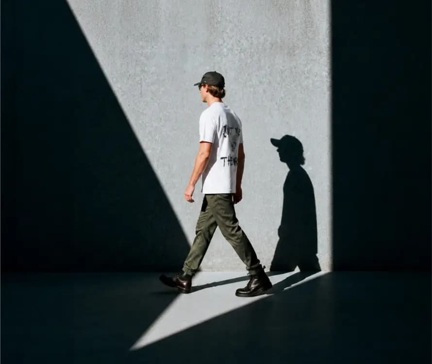 Tampilan visual Urgan Store dengan model memakai kaus streetwear hitam